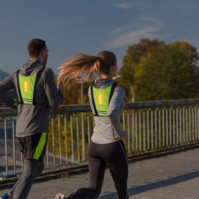سترة أمان بإضاءة LED مع جهاز ت - مراجعة Running Visibility Gear وسعره